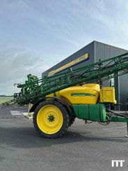 Pulverizador arrastrado John Deere 732 - 1