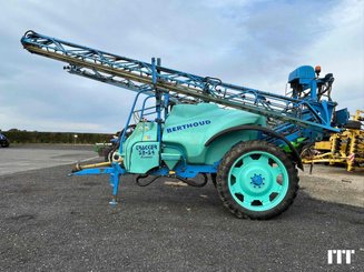 Pulverizador arrastrado Berthoud TRACKER 3200 - 1